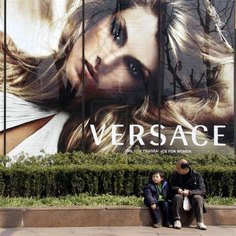 Versace se disculpa por camisetas vendidas en China